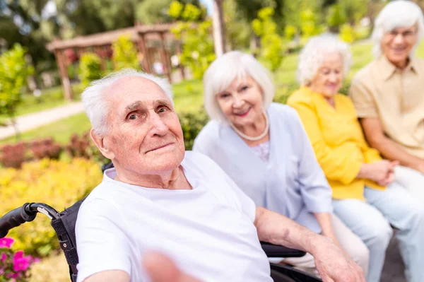 園内には60歳 70歳 80歳の高齢者が一緒に楽しい時間を過ごし 高齢者 高齢者 健康長寿の概念 — ストック写真