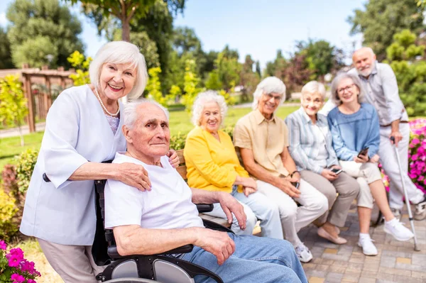 Gruppe Glücklicher Senioren Die Sich Park Freien Treffen Alte Menschen — Stockfoto