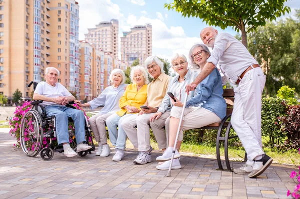 園内には60歳 70歳 80歳の高齢者が一緒に楽しい時間を過ごし 高齢者 高齢者 健康長寿の概念 — ストック写真