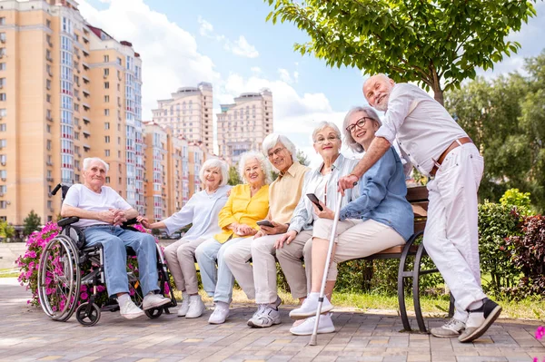 Grupper Glada Äldre Människor Som Förenas Utomhus Parken Äldre Människor — Stockfoto