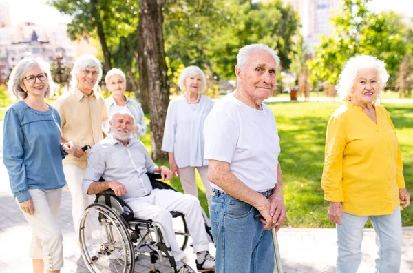 Parkta Dışarıda Takılan Bir Grup Mutlu Yaşlı Insan Yaşlarındaki Yaşlı — Stok fotoğraf