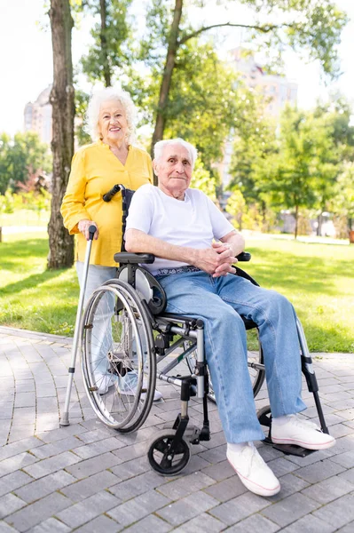 Açık Havada Engelli Güzel Bir Çift Yaşlarındaki Yaşlı Insanlar Birlikte — Stok fotoğraf