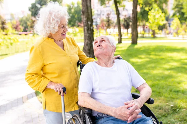 Vackra Äldre Par Med Funktionshinder Utomhus Gamla Människor Åldern Roligt — Stockfoto