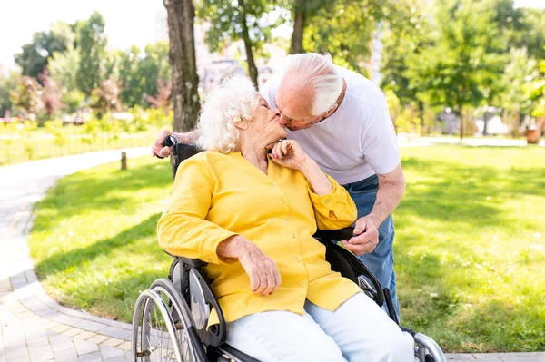 Vackra Äldre Par Med Funktionshinder Utomhus Gamla Människor Åldern Roligt — Stockfoto