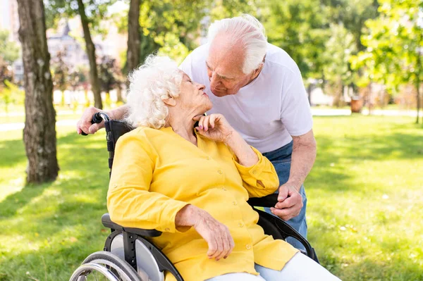 Beau Couple Personnes Âgées Handicapées Plein Air Les Personnes Âgées — Photo