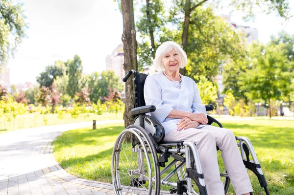 Vacker Äldre Kvinna Med Funktionshinder Utomhus Gamla Människor Åldern Roligt — Stockfoto
