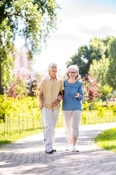 Schönes Seniorenpaar Mit Behinderung Freien Alte Menschen Alter Von Jahren — Stockfoto