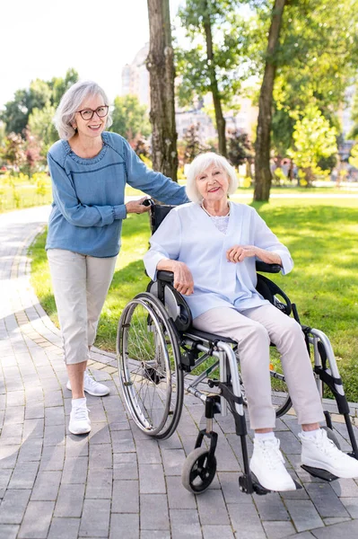 Gyönyörű Idős Nők Fogyatékossággal Szabadban Idősek Évesen Szórakoznak Együtt Töltik — Stock Fotó