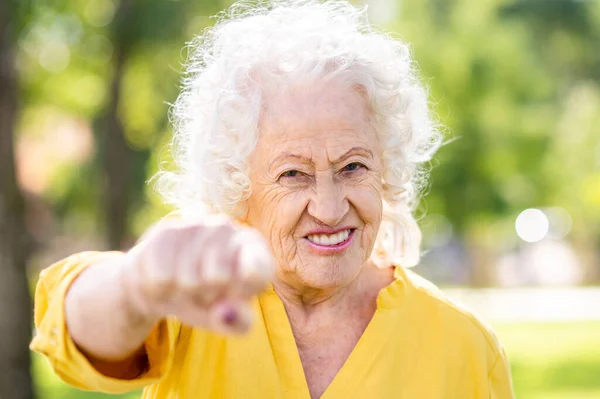 Cool Modern Och Glad Äldre Kvinna Porträtt Äldre Människor Åldern — Stockfoto