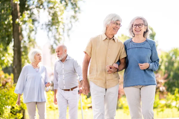 園内には60歳 70歳 80歳の高齢者が一緒に楽しい時間を過ごし 高齢者 高齢者 健康長寿の概念 — ストック写真