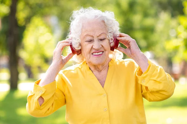 Cool Modern Happy Old Senior Woman Portrait Ηλικιωμένοι Στην Ηλικία — Φωτογραφία Αρχείου