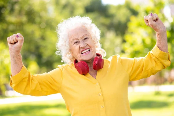 Cool Modern Happy Old Senior Woman Portrait Ηλικιωμένοι Στην Ηλικία — Φωτογραφία Αρχείου