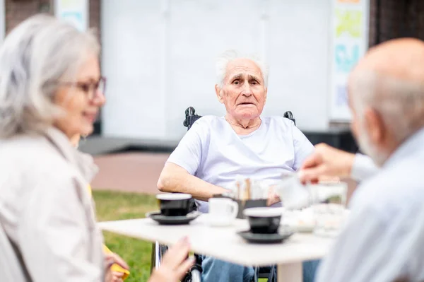 Groupe Personnes Âgées Heureuses Qui Lient Extérieur Cafétéria Bar Les — Photo