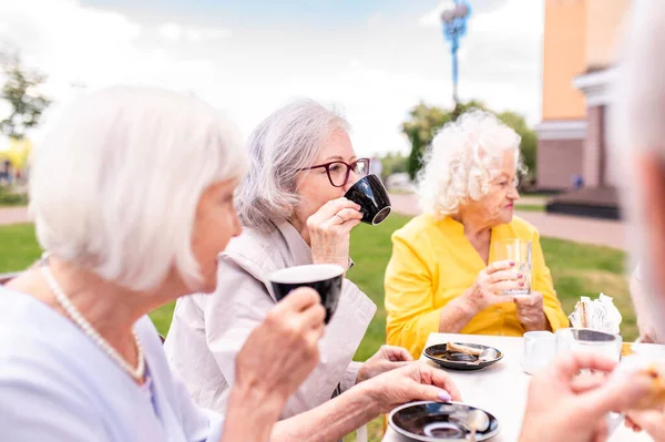 Groupe Personnes Âgées Heureuses Qui Lient Extérieur Cafétéria Bar Les — Photo