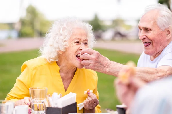 Groep Gelukkige Ouderen Die Buiten Een Band Hebben Cafetaria Van — Stockfoto