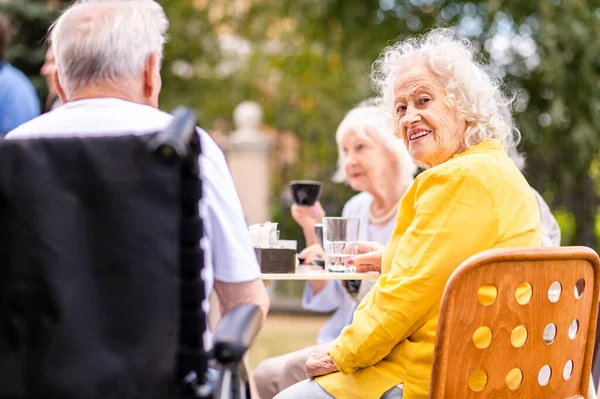 60歳 70歳 80歳の高齢者が一緒に楽しい時間を過ごし 高齢者 高齢者 健康長寿の概念 — ストック写真