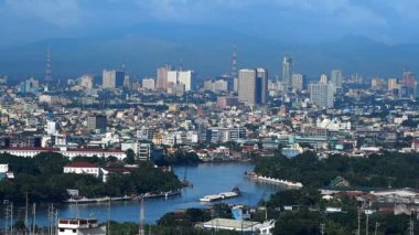 Nehirde şehrin ortasında ferry