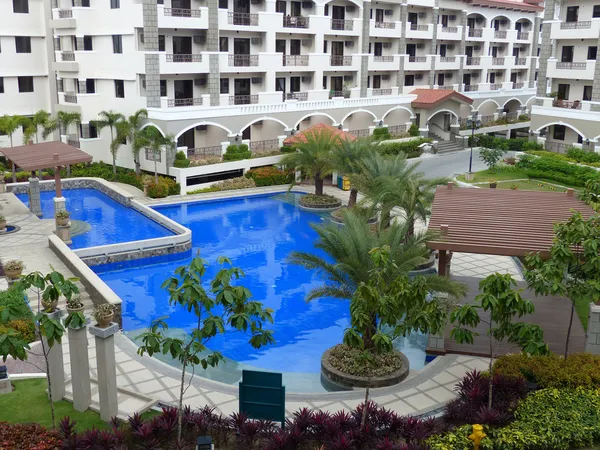 Vista a la piscina en un nuevo complejo de apartamentos Fotos De Stock Sin Royalties Gratis