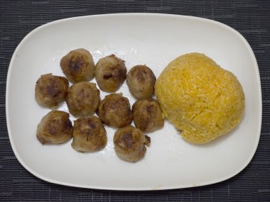 Kızarmış köfte ve java pirinç