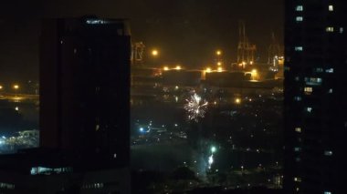 Fireworks uygulamasında gecenin bir yarısı şehir