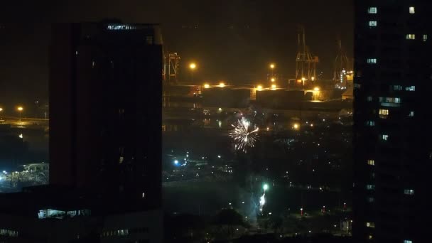 Fogos de artifício na noite no meio da cidade — Vídeo de Stock