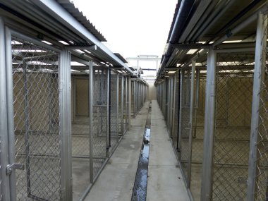 uzun tel çit depolama alanı satırı