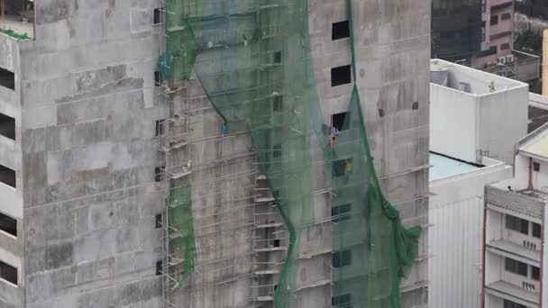 Trabajadores de la construcción trabajando en un edificio — Vídeos de Stock