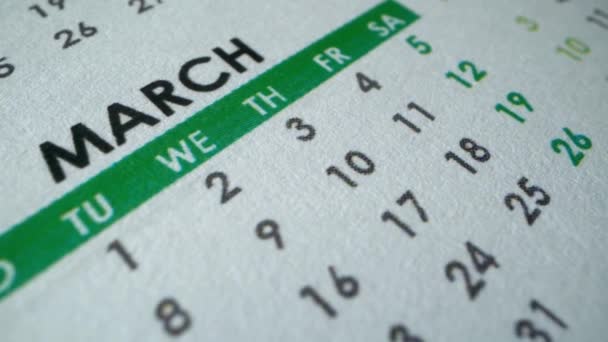 Kalender 2022. März und April des neuen Jahres. Makro mit Rotation. Feiertage im nächsten Jahr — Stockvideo