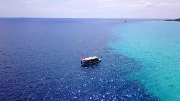 Power Catamaran Cruising egyedül Shallow Clear Water közel bánat. Bahamák. Paradicsomi hely a nyaralásra. Hajó turistákkal a trópusi sziget közelében — Stock videók