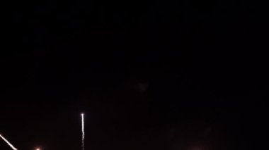 4K Soyut Döngü Gerçek Havai fişek Gösterisi Patlama Arkaplanı 'nın kusursuz halkası. Gece Gökyüzünde Gerçek Parlayan Havai fişekler Bokeh Işıkları. Yeni yıl kutlamaları. Mutlu Yıllar, Düğün, Konfeti, Diwali, Noel