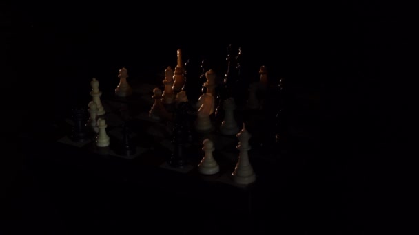 Szach mat. Gracz przyznał się do porażki. Gra w szachy skończyła się czekiem i szachownicą. przeciwnik przegrał i umieścił króla szachów na planszy. 4k — Wideo stockowe