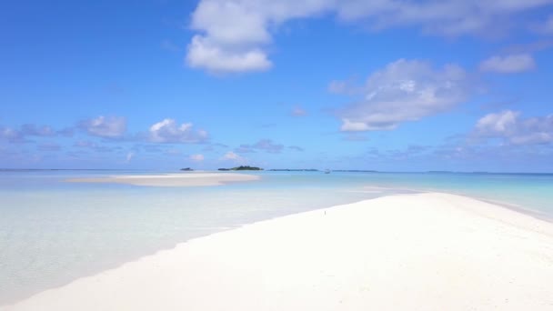 Utazás a trópusi paradicsomba. Paradicsom strand pálmafákkal és tiszta kék tengerrel és fehér homokkal emberek nélkül. Forró nyaralás egy szigeten az Atlanti-óceánon. Dominikai Köztársaság Punta Cana. Tengerpart — Stock videók