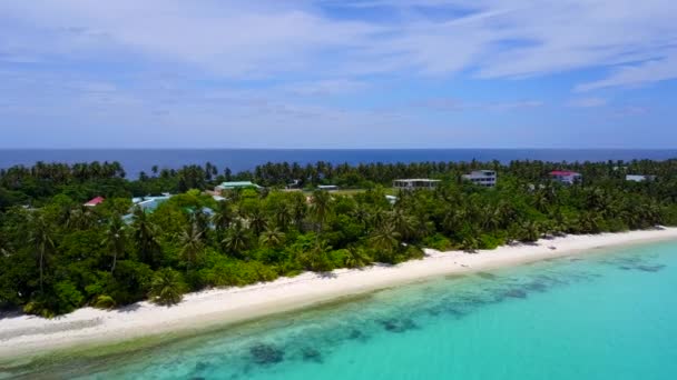 Drone aéreo cênico voa sobre tiro acima das Maldivas Ilha tropical, palmeiras, céu e cena calma. Estilo de vida. Palmas e águas cristalinas do oceano Índico perto da ilha tropical. — Vídeo de Stock