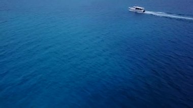 Tropiklerde tekne gezisi sineması. Hint Okyanusu. Tekne adadan gidiyor. Maldivler. Su nakli. Hava görüntüsü.