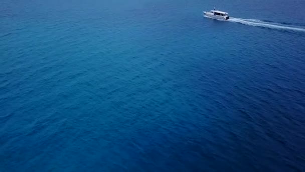 Cinemagraph of boating in the tropics (en inglés). Océano Índico. El barco sale de la isla. Maldivas. Transporte por agua. Disparo aéreo. — Vídeo de stock