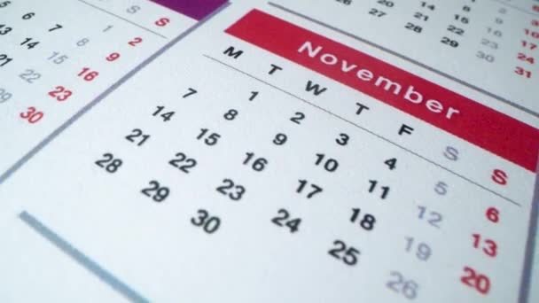 Kalender volgend jaar 2022. Macro shot datum van maand op kalender — Stockvideo