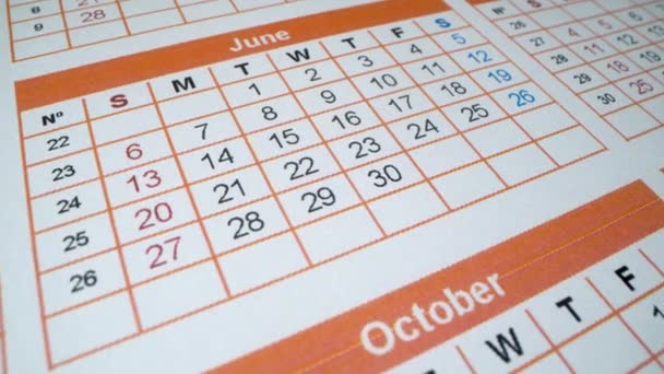 2022年。カレンダーマクロ撮影。様々な休日。重要な日付だ。カレンダーのメモだ。2022年6月。夏の最初の月 — ストック動画