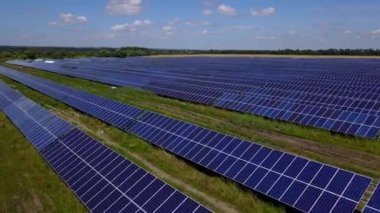 Yeni bir güneş çiftliğinin üst görüntüsü. Modern fotovoltaik güneş panelleri. Güneşten yenilenebilir ekolojik enerji kaynağı. Hava görüntüsü. Doğanın gelecekteki güneş panelleri. Güneşli modern kompleks