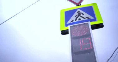 Trafik ışığı Kırmızı, Sarı, Yeşil Sokak Şehri Geniş Açı.