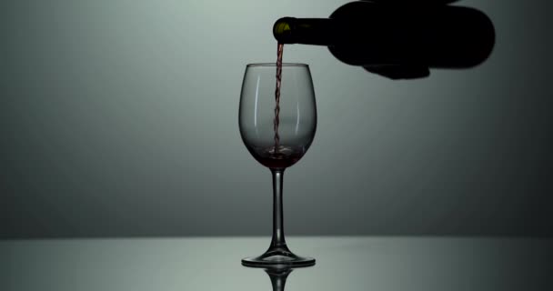 若い赤ワインがワイングラスに注ぐ。広告のための大きい打撃。アドベント・ショット。4K 。アルコールだ。おいしい赤ブドウ. — ストック動画