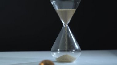 Saati olan Bitcoin BTC masada yatıyor. Zaman para konseptidir. Para ya da nakit gelir. Kripto para ya da ticaret konsepti. Perakende yatırımcıların artan talebiyle rekor seviyedeki artış