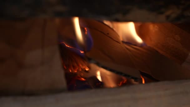 Chama de fogo. Feche um pouco de carvão muito quente queimando em uma grelha em câmera lenta e chamas. Conforto. Conceito de viagem. — Vídeo de Stock