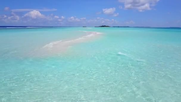 Entspannen Sie sich an einem leeren Meeresstrand. Reisen Sie an den paradiesischen Strand am Meer. Die Strände der Dominikanischen Republik. Reisen Sie nach Island Saona, idyllische tropische Strand Loop Video, Kopierraum. Malediven, Bahamas-Paradies — Stockvideo