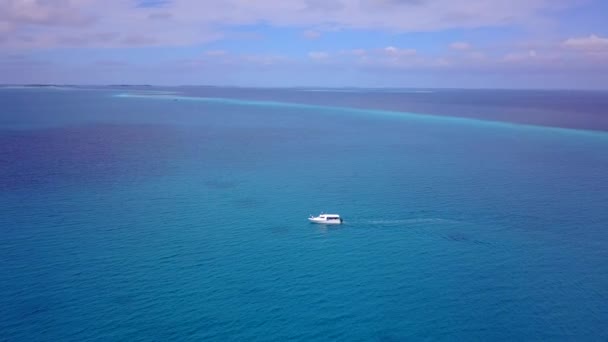 Biały jacht w promieniach słońca. Ocean i luksusowy yaht. Karaiby. Wiele tropikalnych wysp. Strzał z drona lotniczego. Niebieska woda. Wyluzuj. Koncepcja czasu wakacyjnego — Wideo stockowe