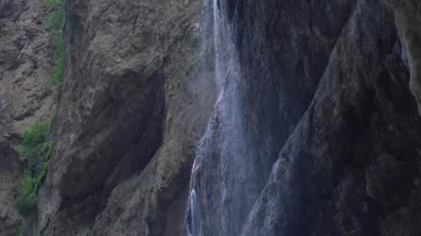 泡沫ストリーム カスケード秋森の山の光景。壮大な野生動物の自然のクリークはフロー岩が多い底表面の概要です。急速な純粋な水の石銀行クリーン エコロジー概念無人飛行映像 4 k Uhd — ストック動画