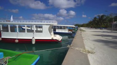 İskele yelkenlileri. Yat limanı. Bu genellikle sahildeki en popüler turistik merkezdir. Yat ve yelkenli rıhtıma demir attı.