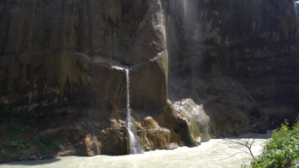 Panoramique belle cascade de forêt profonde. Mountain Foamy Stream Cascade Autumn Forest Sight. Epic Wildlife Natural Creek Flow Rocky Bottom Surface Overview. Rapide Pure Water Stone Bank Écologie propre — Video