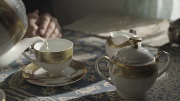 Die Frau poriert Tee. Die alten Männer bringen die Tasse Tee in gute Morgenstimmung — Stockvideo