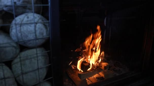 Warm gezellig brandend vuur in een bakstenen open haard mooi vuur brandt. Comfort in de winternacht. Rotsmuur en -vlam — Stockvideo