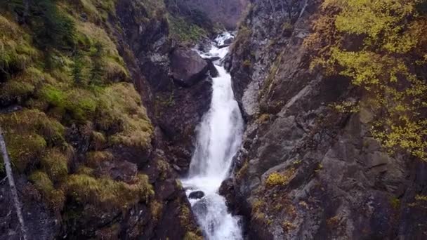 Cascade en montagne. À l'automne. Vol aérien avec drone au-dessus de la célèbre cascade Skogar en Islande. Il est situé au sud de l'île. Image prise avec la caméra de drone d'action causant — Video